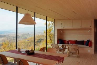 Pine’s Warmth: Transforming Interior Spaces into Cozy Retreats