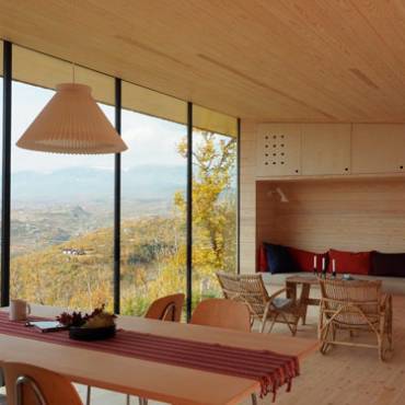 Pine’s Warmth: Transforming Interior Spaces into Cozy Retreats